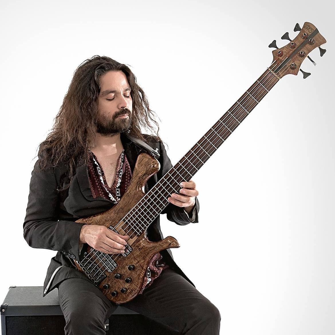 Christian Gálvez: los colores mestizos de una obra en constante expansión